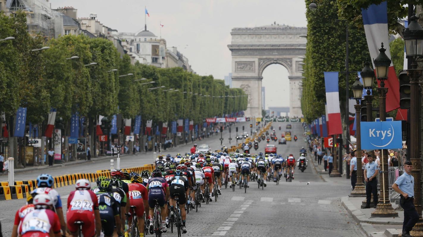 2015-champs-elysees-peloton-crowd-police-peloton-caravan-cobbles-.jpg