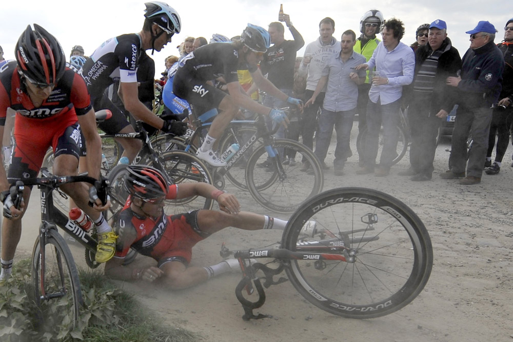 paris-roubaix-2014-Van-Avermaet-falls.jpg