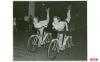 两名演员在进行自行车特技表演。时间不详(1935年-1945年)（点击图片可放大）