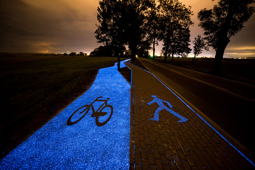 glowing-blue-bike-lane-TPA-instytut-badan-technicznych-poland-6.jpg