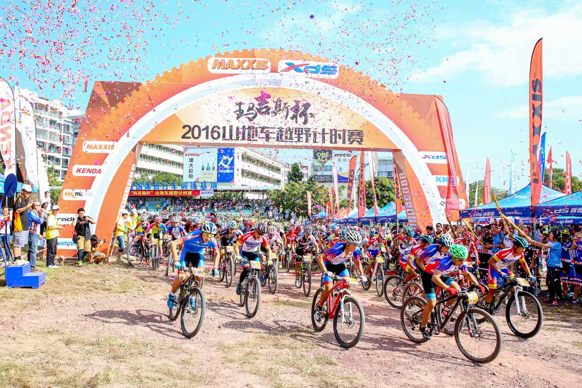 据说16日，全国有22场自行车比赛，喜德盛的赛事依然吸引了800多名选手参赛.jpg