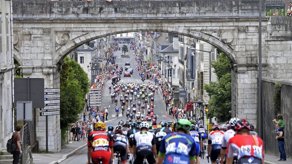 TDF2016.st8_.pelotonunderbridge.jpg
