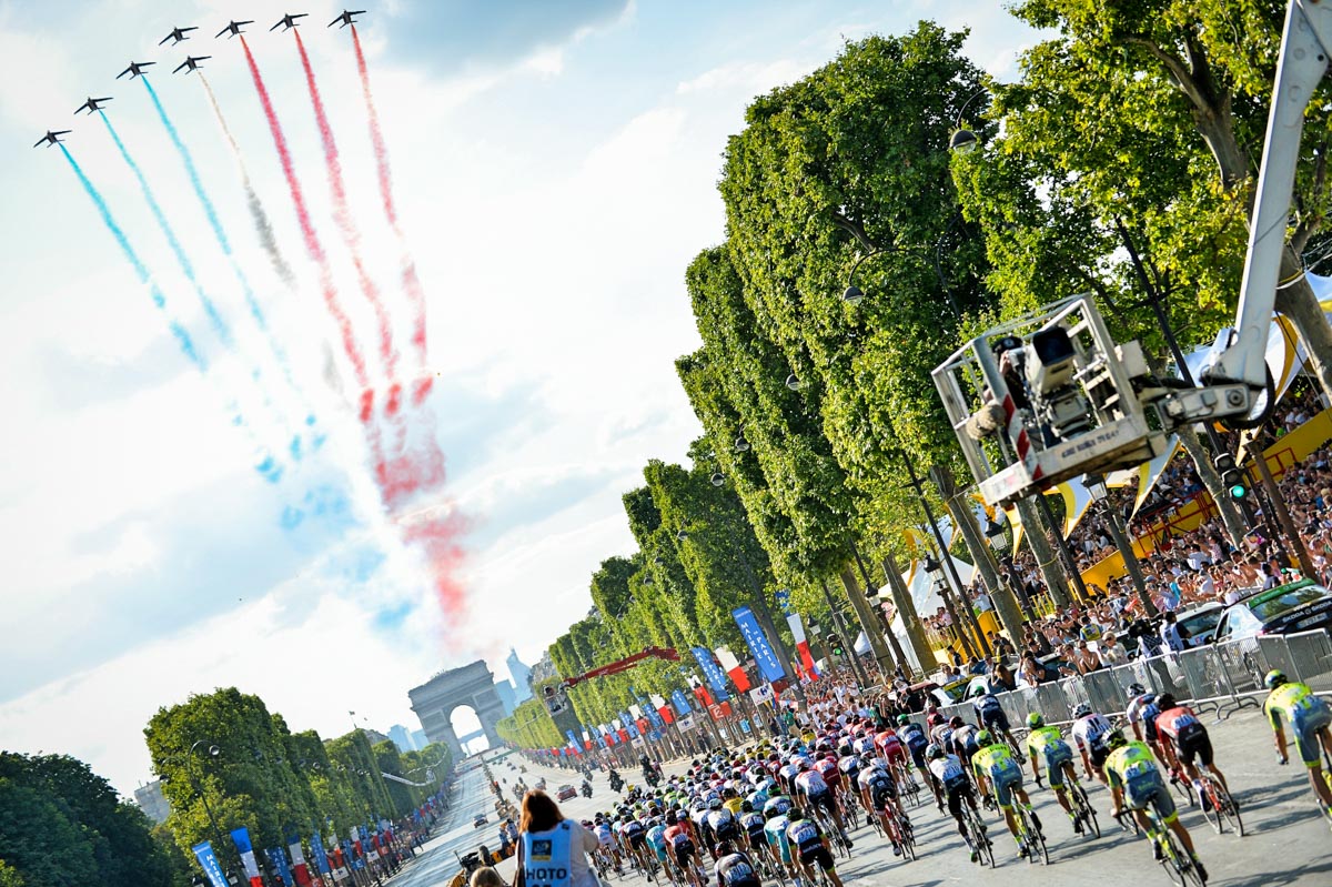 Champs-Elysees-Tour-de-France-2016-stage-21-air-display-pic-G.Demouveaux_ASO.jpg