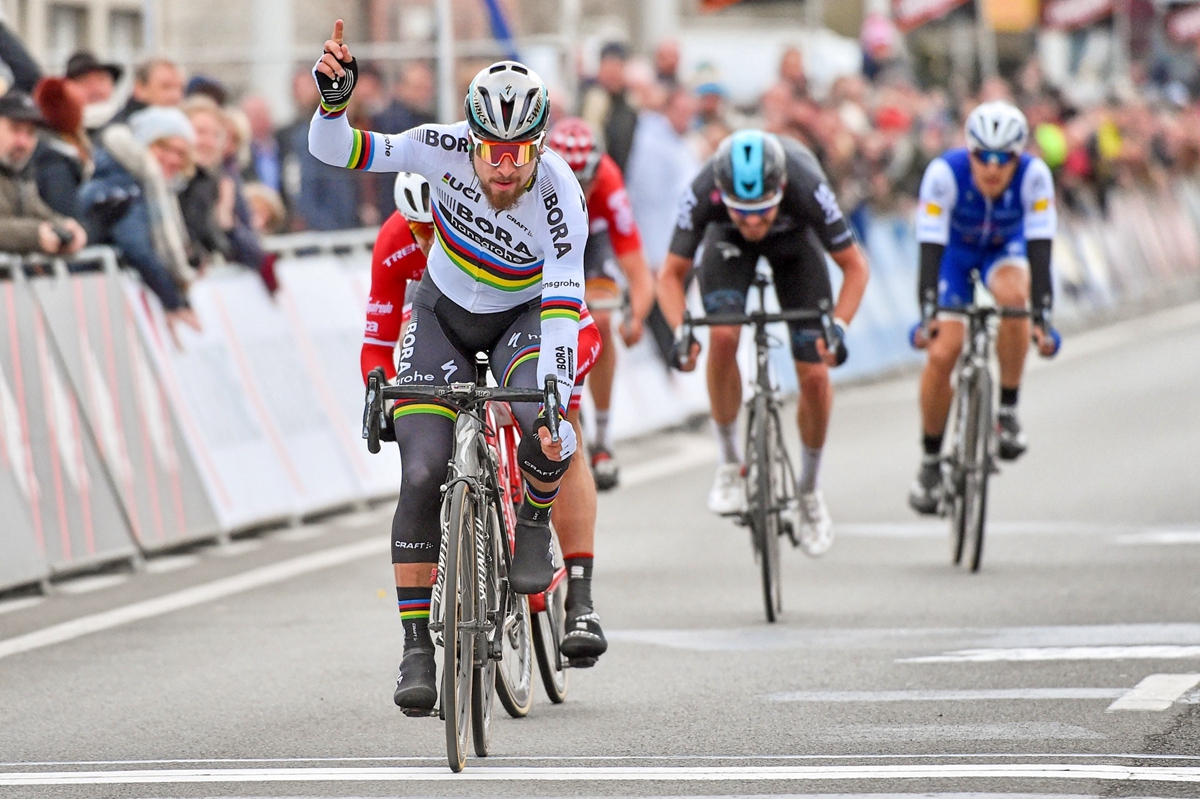 Peter-Sagan-world-champion-Kuurne-Brussels-Kuurne-sprint-salute-pic-Sirotti.jpg