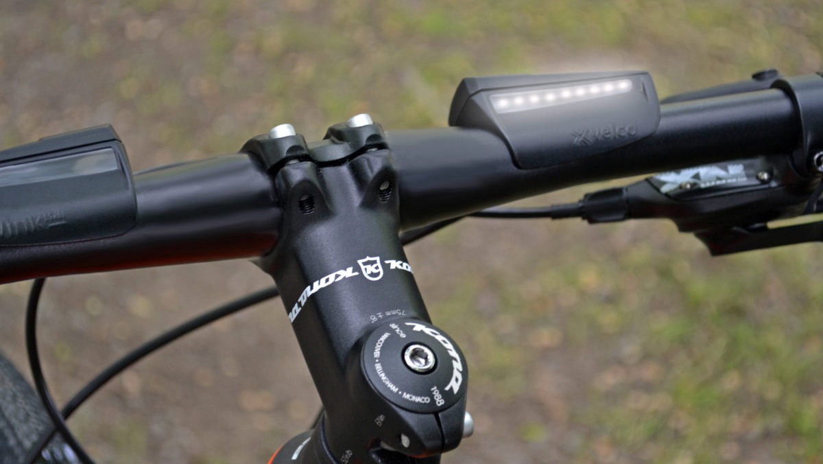 Velco_Wink-Bar_smart-connected-handlebar_lights-navigation-anti-theft_black-flat-on-bike-turning.jpg