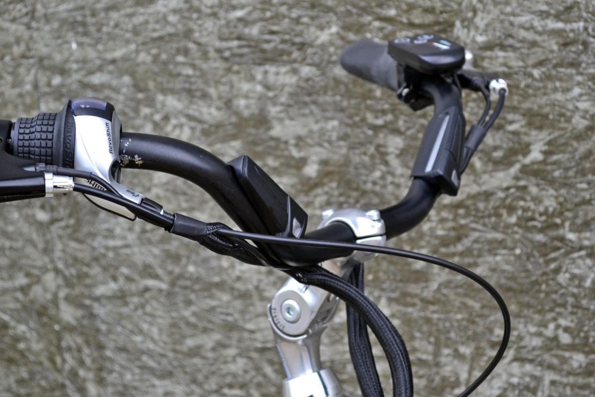 Velco_Wink-Bar_smart-connected-handlebar_lights-navigation-anti-theft_black-cruiser-on-bike.jpg
