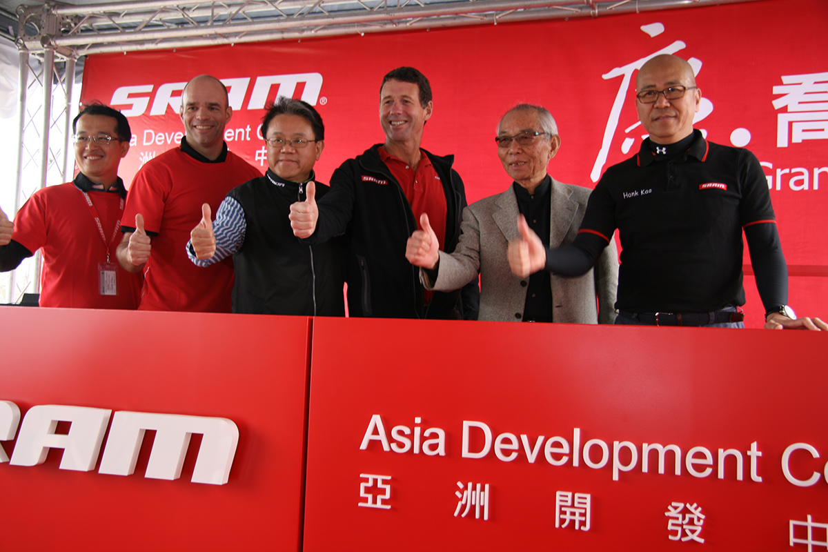 sram_adcatmo_einweihung_sram_adc_manager_bob_chen_sram_vp_of_asian_operations_jeffrey_j._winterkorn_merida_president_michael_tseng_sram_president_stan_day_giant_chairman_king_liu_und_sram_taiwan-asien_gm_hank_kao1.jpg