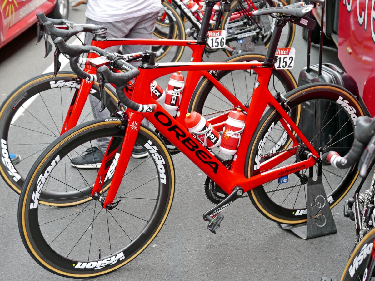 Orbea-Orca-Aero-OMR_carbon-aerodynamic-road-race-bike_Le-Tour-2017_Cofidis_12_team-red.jpg