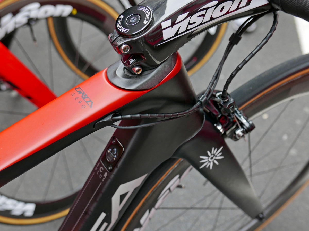 Orbea-Orca-Aero-OMR_carbon-aerodynamic-road-race-bike_Le-Tour-2017_Cofidis_03_headtube.jpg