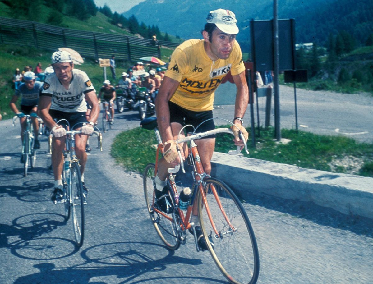 Il-y-a-40-ans-Thevenet-deboulonnait-la-statue-Merckx.jpg