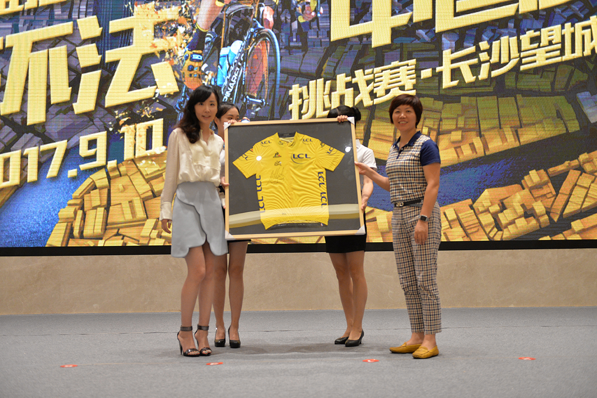环法中国赛挑战赛负责人周琦女士向望城区人民政府赠送环法荣誉衫.JPG