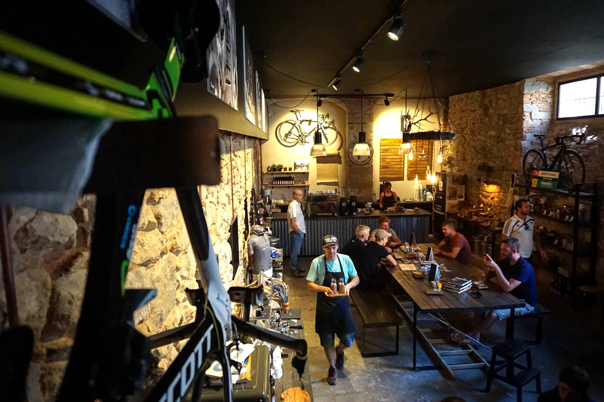 Copy-of-la-fabrica-coffee-works-and-cycle-cafe2_副本.jpg