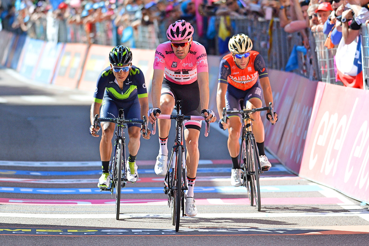 Tom-Dumoulin-pink-jersey-Giro-dItalia-2017-Nairo-Quintana-Vincenzo-Nibali-pic-Sirotti.jpg