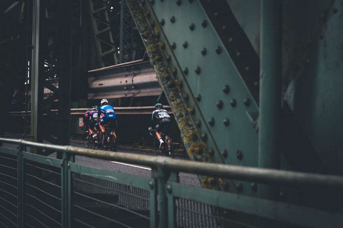 Chris-Kendall-Grey-Britain.-Keadby-Swing-Bridge-frames-the-breakaway-tearing-through-Scunthorpe-in-the-2017-Tour-of-Britain.--1024x68209.jpg