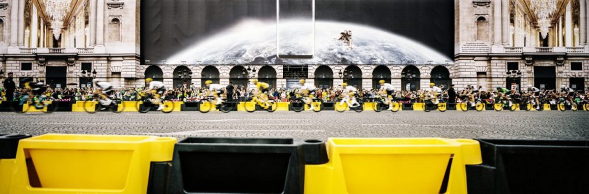 Philipp-Hympendahl-Team-Sky-on-the-last-laps-at-the-Place-de-la-Concorde-in-Paris-in-front-of-the-Hotel-de-la-Marine.-Shot-on-a-analog-pan25.jpg