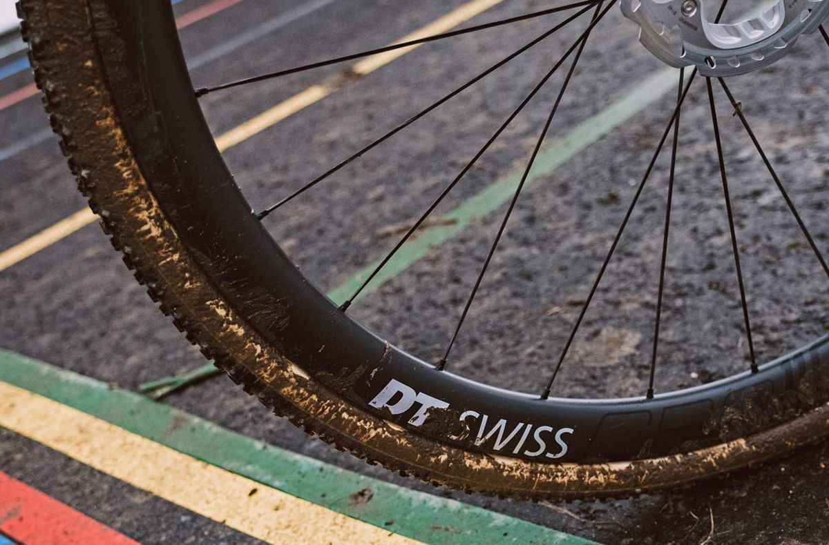 DT-Swiss-CRC-1100-Spline-T_carbon-tubular-disc-brake-cyclocross-wheels_world-champion-rainbow-stripes.jpg