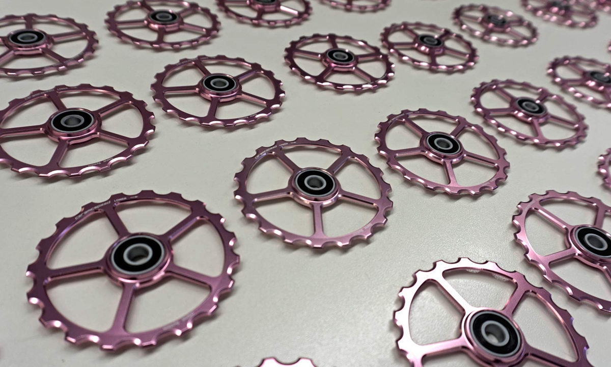 CeramicSpeed-Giro-Pink-pulleys_limited-Giro-rosa-ceramic-bearing-derailleur-pulleys_OSPW.jpg