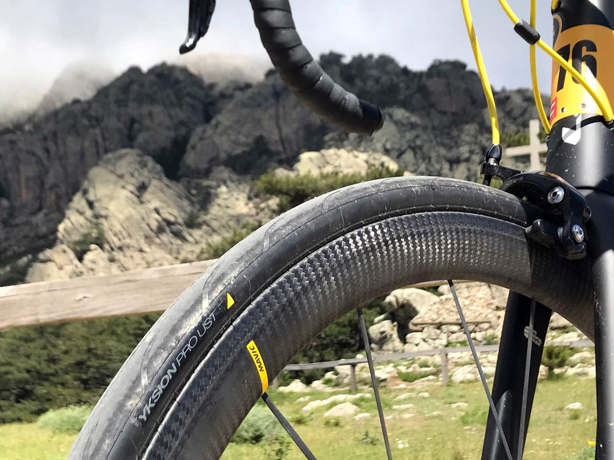 mavic-cosmic-ultimate-ust-wheelset-with-yksion-pro-ust-tires01.jpg