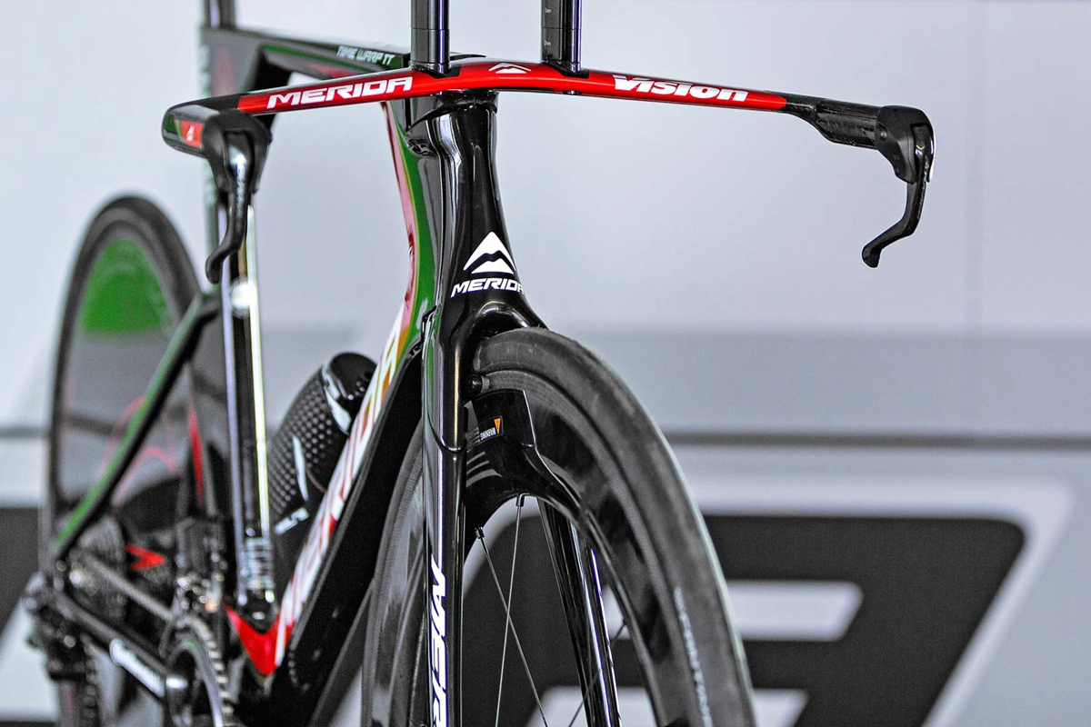 Merida-Time-Warp-TT_rim-brake-carbon-time-trial-race-road-bike_front.jpg