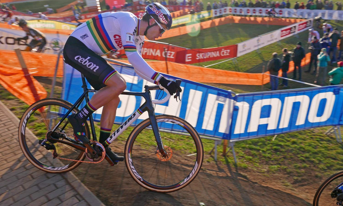 SRAM-Red-eTap-12-speed-CX-1x-prototype_Wout-van-Aert_Stevens-Super-Prestige-carbon-cylcocross-bike_UCICXWC-Tabor-World-Cup_dropping-in.jpg