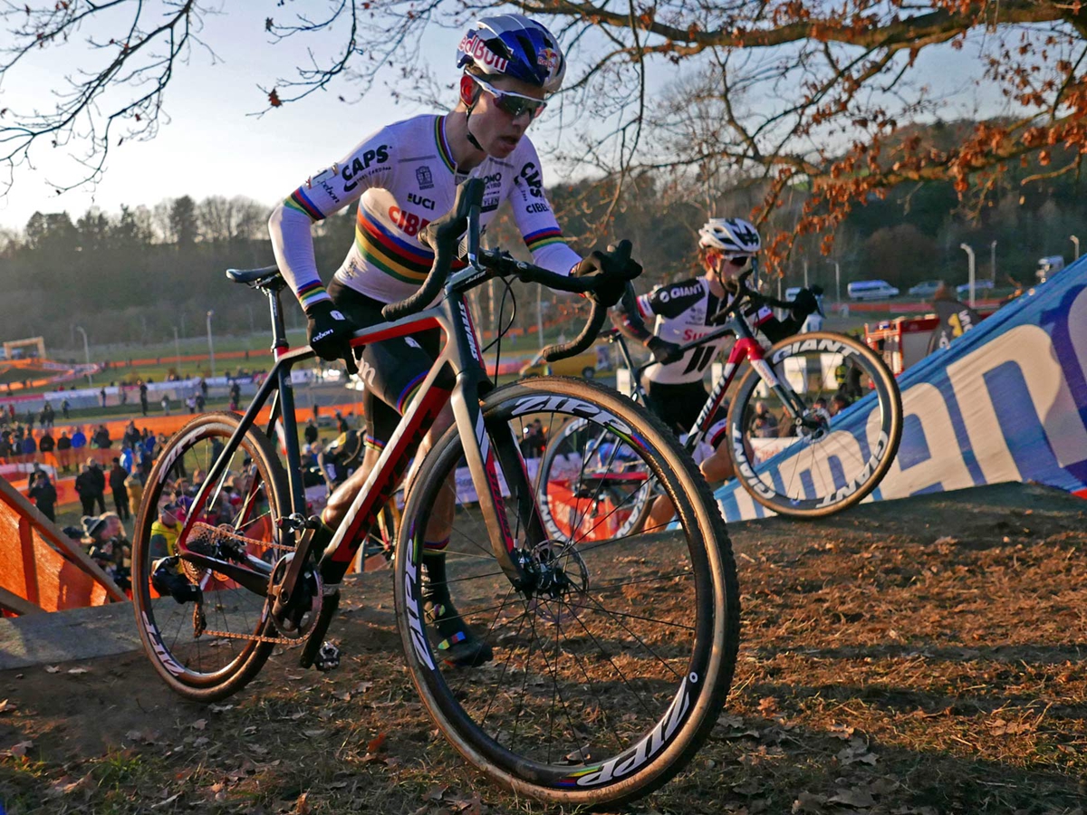 SRAM-Red-eTap-12-speed-CX-1x-prototype_Wout-van-Aert_Stevens-Super-Prestige-carbon-cylcocross-bike_UCICXWC-Tabor-World-Cup_stairs.jpg