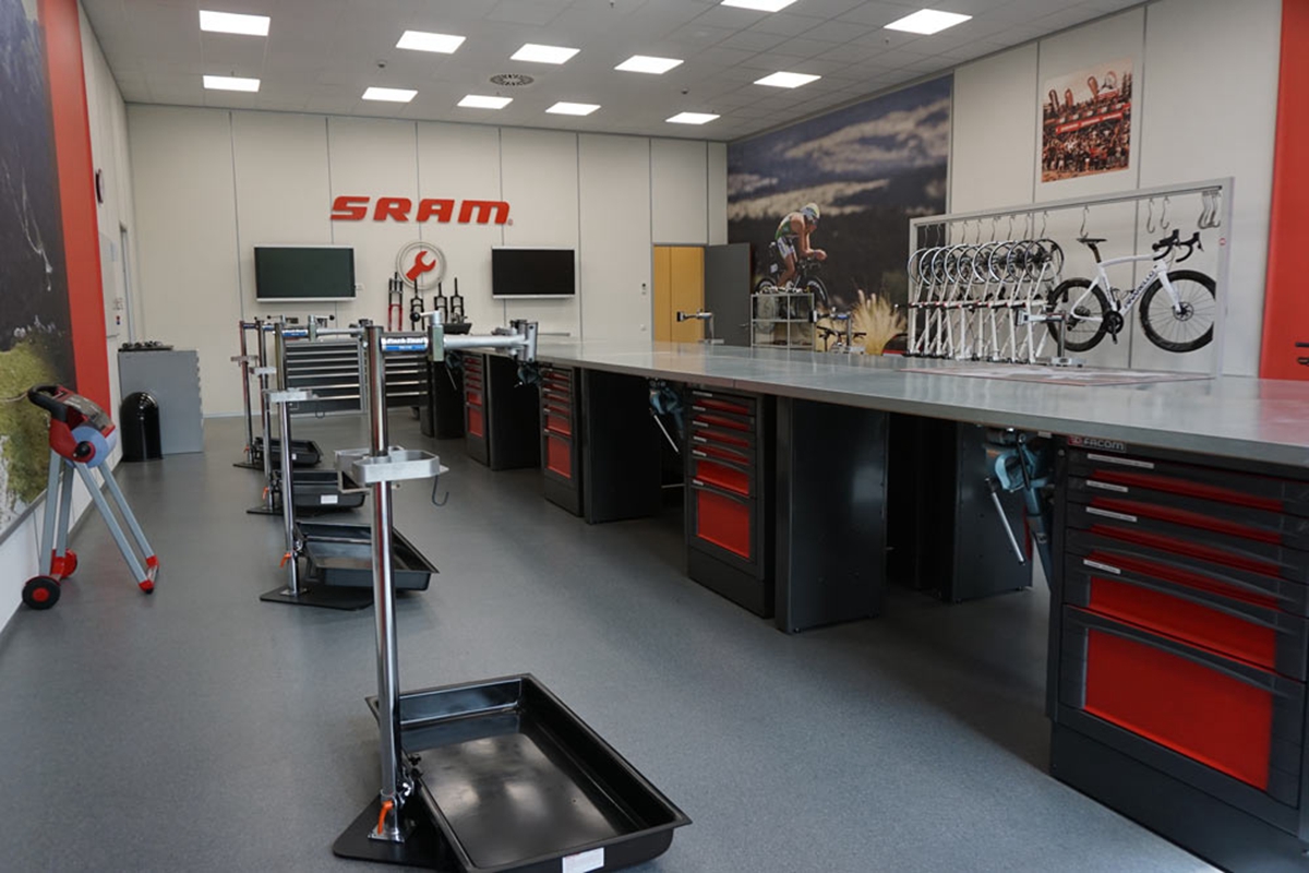 SRAM-HQ-tour-Schweinfurt-04-service-classroom-01.jpg