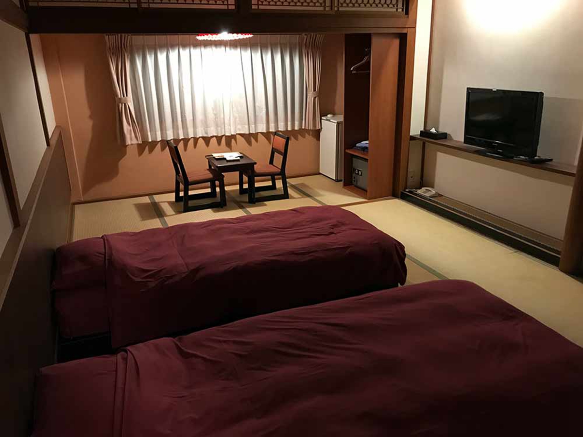 traditional-japanese-hotel-room-bedroom-straw-mat-floor.jpg