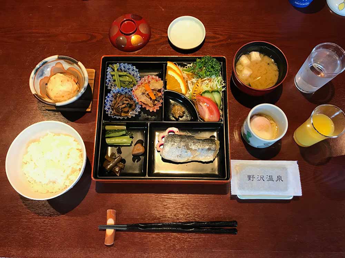 traditional-japanese-breakfast-nozawaonsen-hotel.jpg