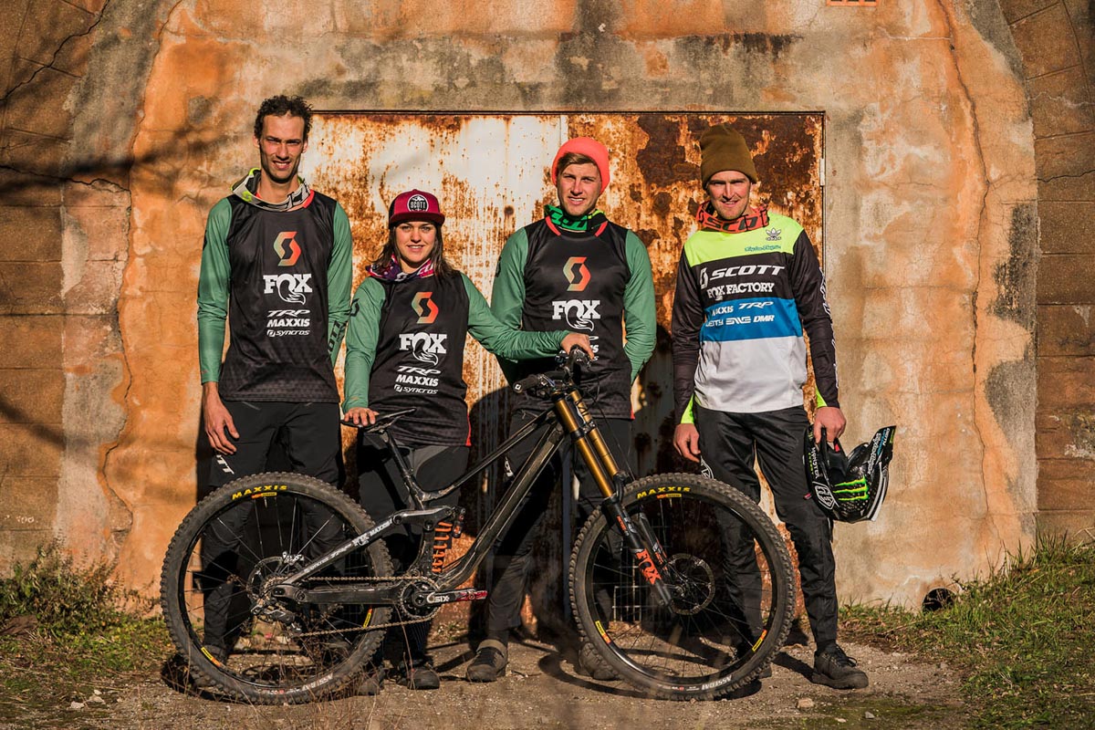 group-shot-1600x1067-team-2019-SCOTT-DH-Factory.jpg