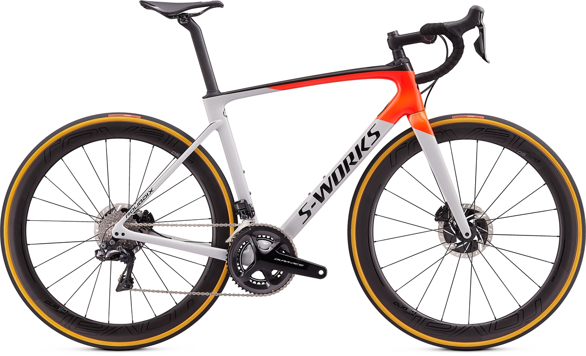 94420-00_ROUBAIX-SW-DI2-DOVGRY-RKTRED-BLK_HERO.jpg