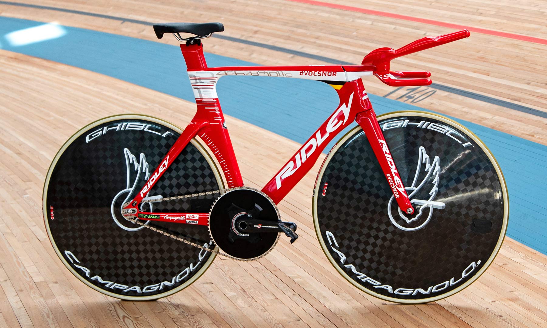 Victor-Campenaerts-Hour-Record_Ridley-Arena-TT_-custom-aero-track-bike_complete-bike.jpg