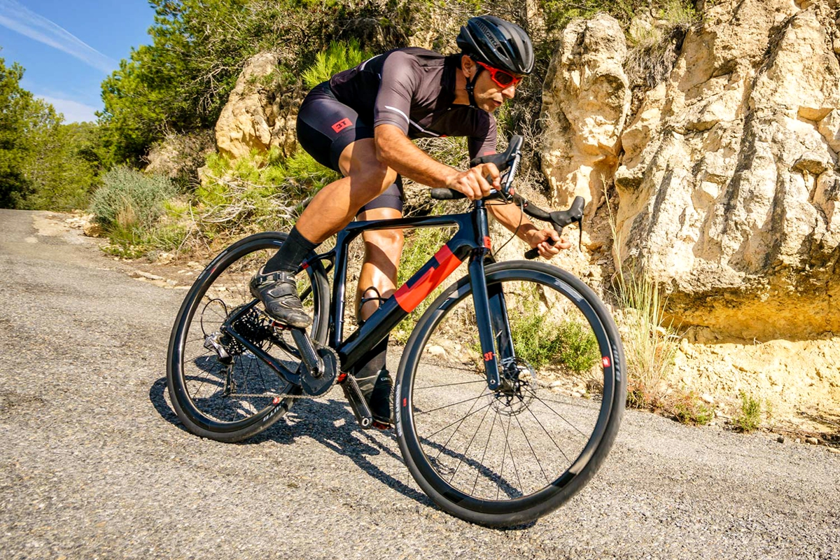 3T-Exploro-Speed_slick-tire-700c-carbon-1x-all-road-gravel-bikes_photo-by-Marc-Gasch_road-descending_副本.jpg