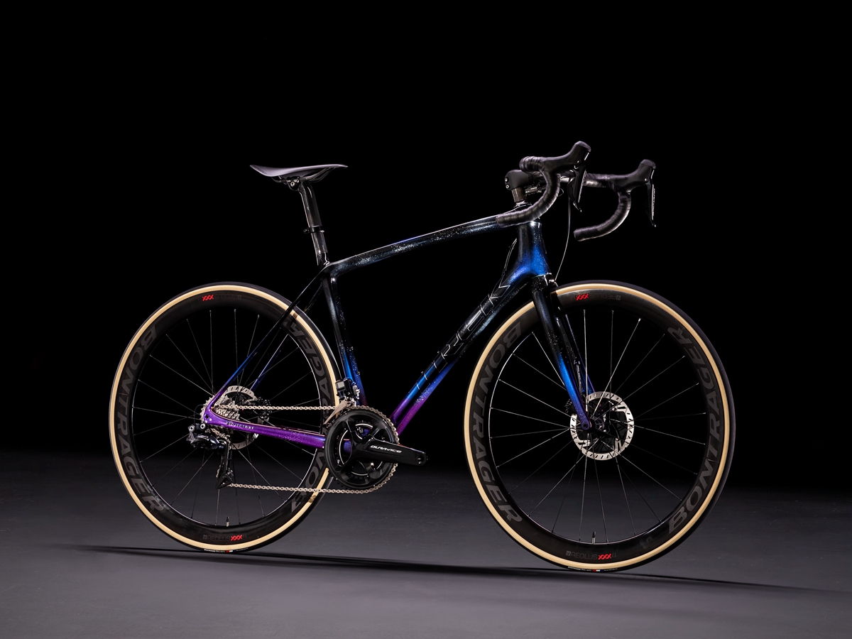 icon_bikes_portraits_on_floor_emonda_cosmos.jpg
