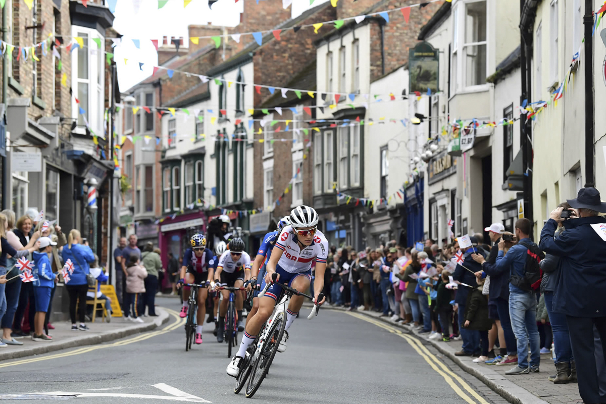 great-crowds-in-ripon-welcoming-the-chase-group.jpg