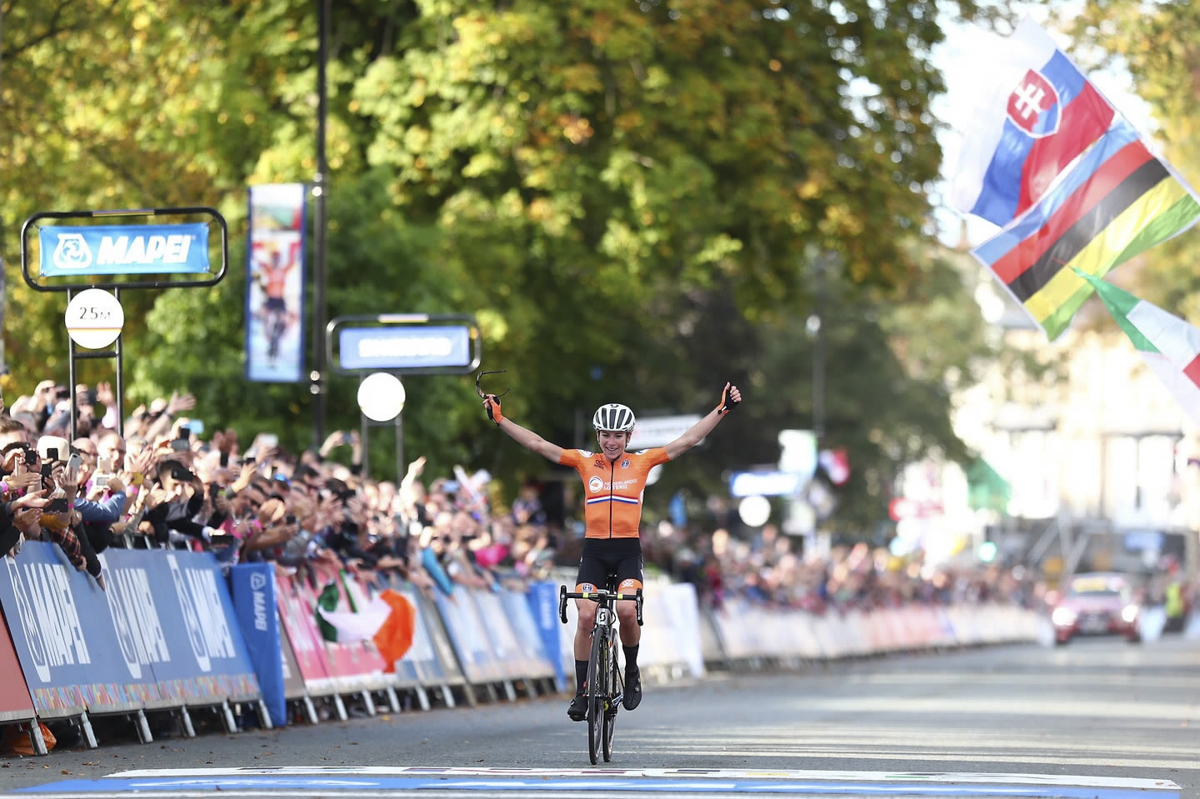 annemiek-van-vleuten-wins-the-women-elite-road-race-2.jpg