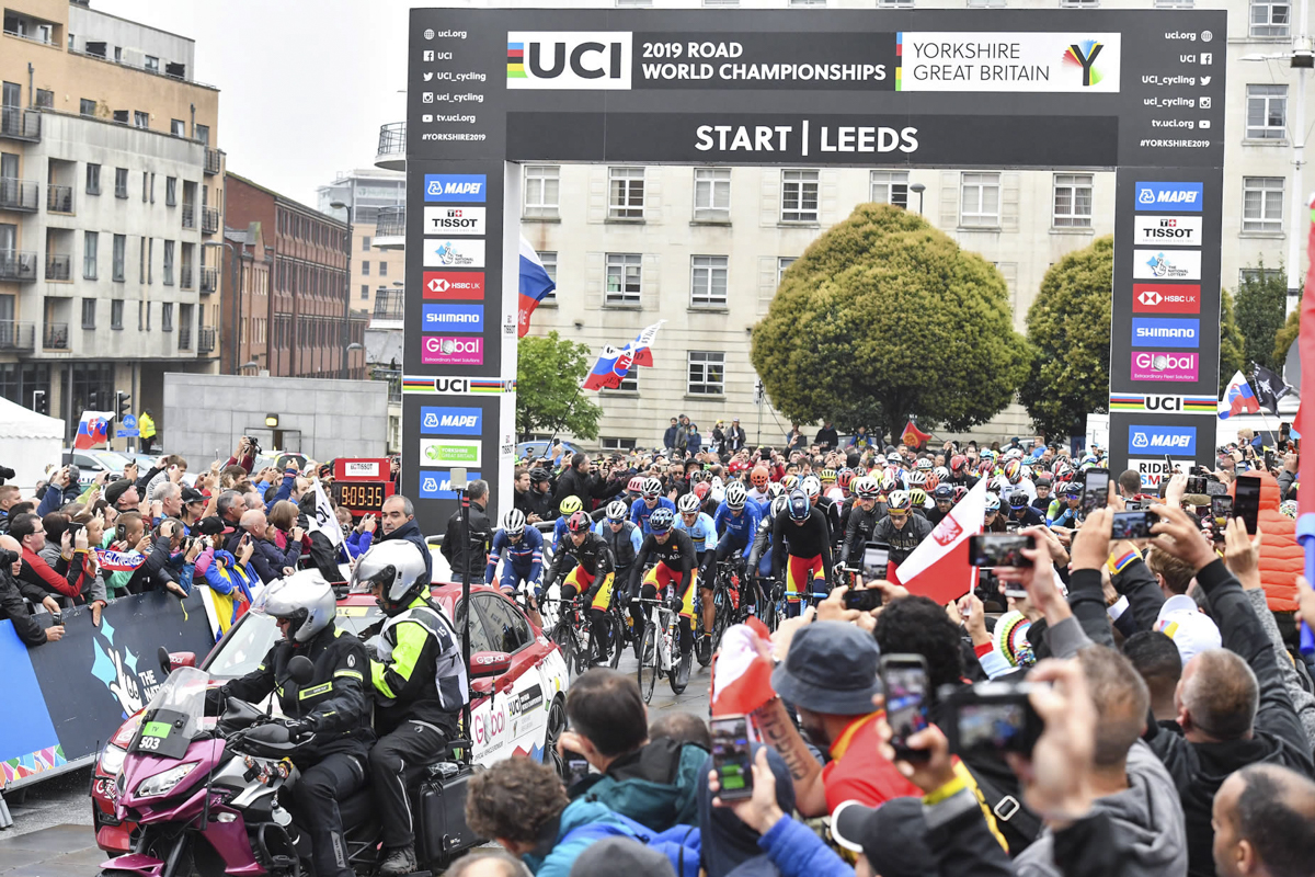 men-elite-road-race-gets-underway-in-leeds.jpg