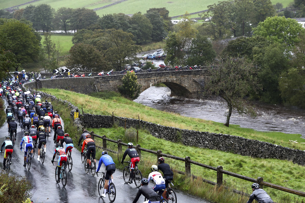 the-peloton-head-into-kettlewell.jpg