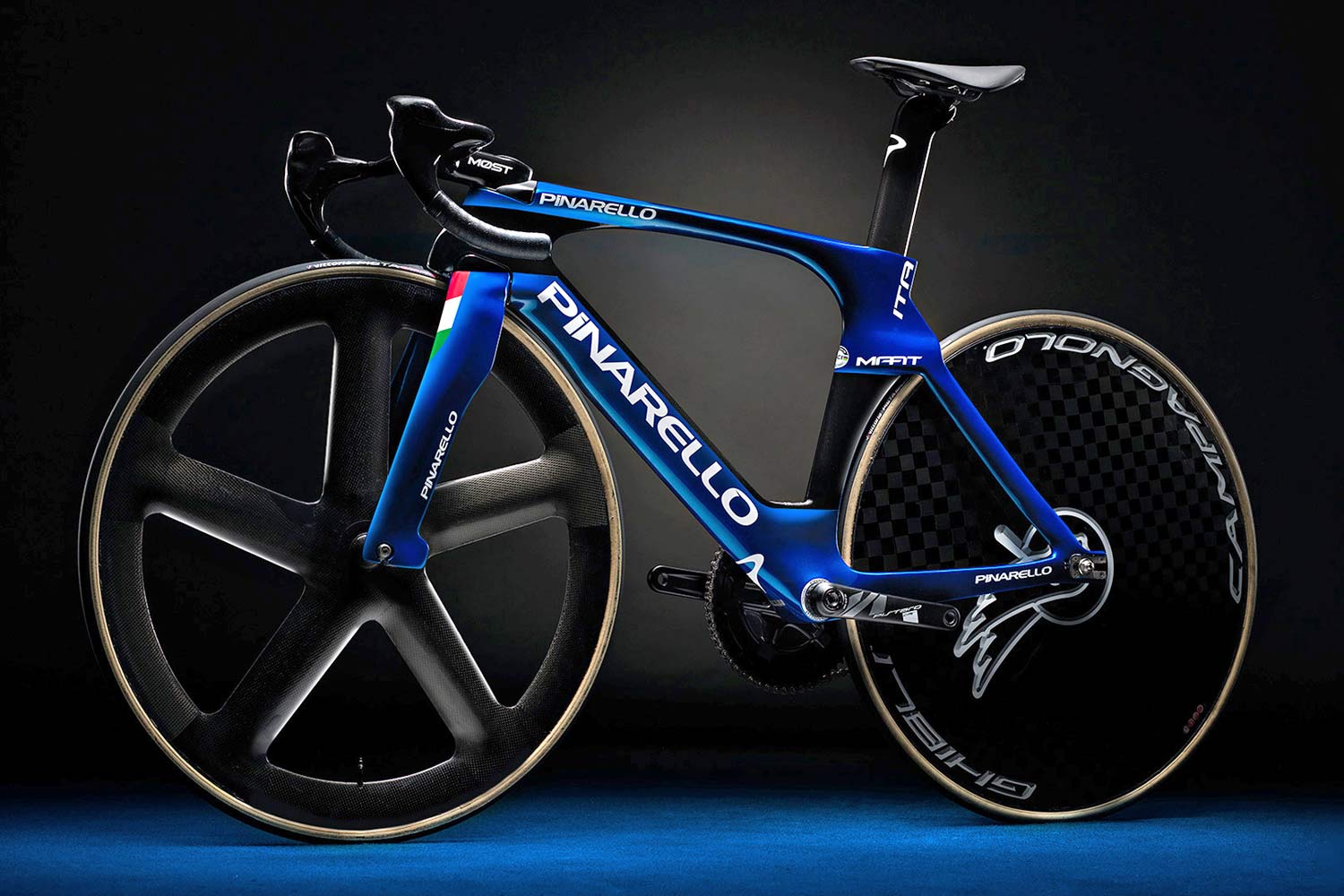 2020-Pinarello-Maat-track-bike_integrated-aero-carbon-World-Cup-track-bike_Tokyo-2020-Olympics_Italian-national-track-team-NDS-angled.jpg