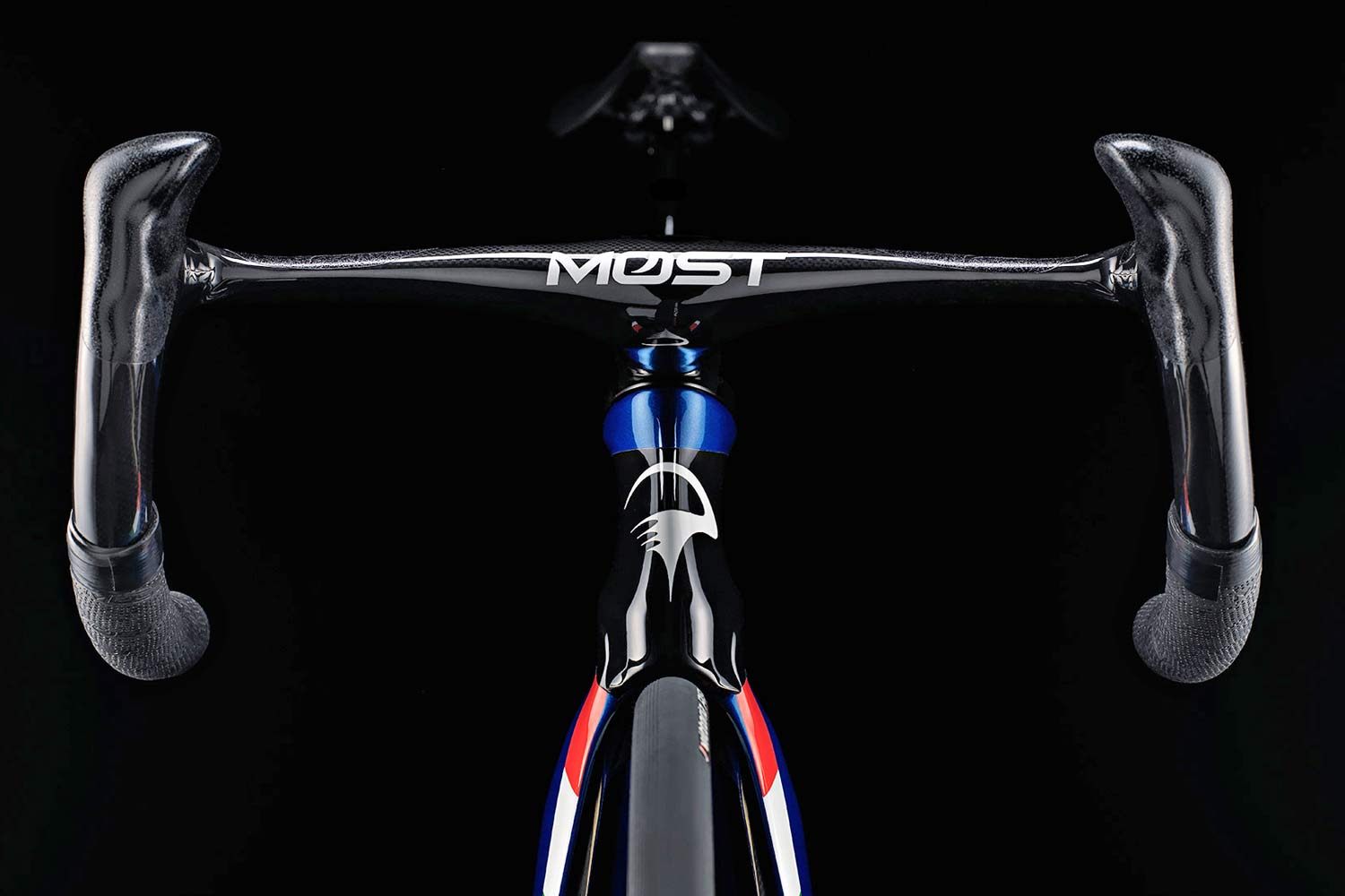 2020-Pinarello-Maat-track-bike_integrated-aero-carbon-World-Cup-track-bike_Tokyo-2020-Olympics_handlebar-front.jpg