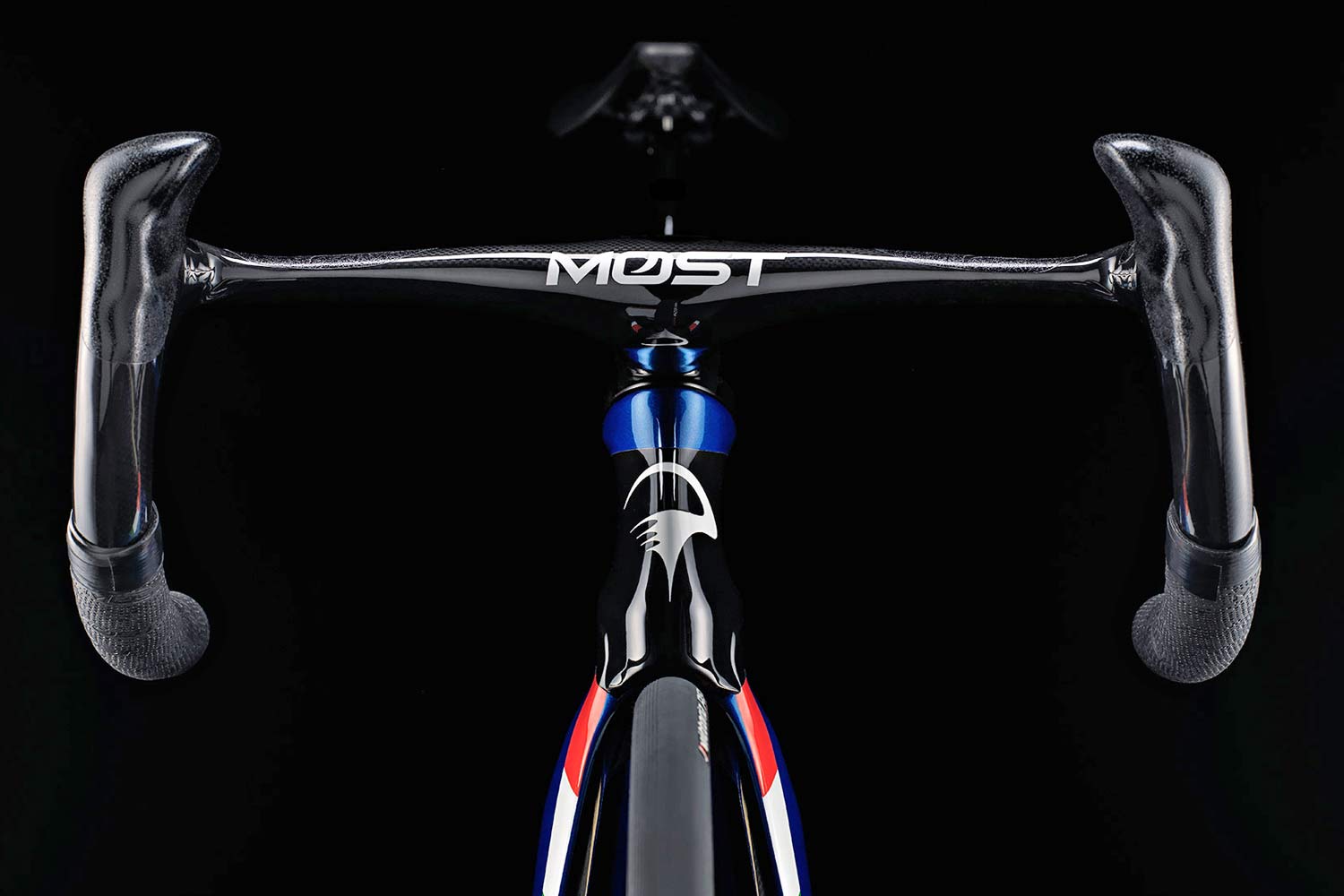 2020-Pinarello-Maat-track-bike_integrated-aero-carbon-World-Cup-track-bike_Tokyo-2020-Olympics_handlebar-front.jpg