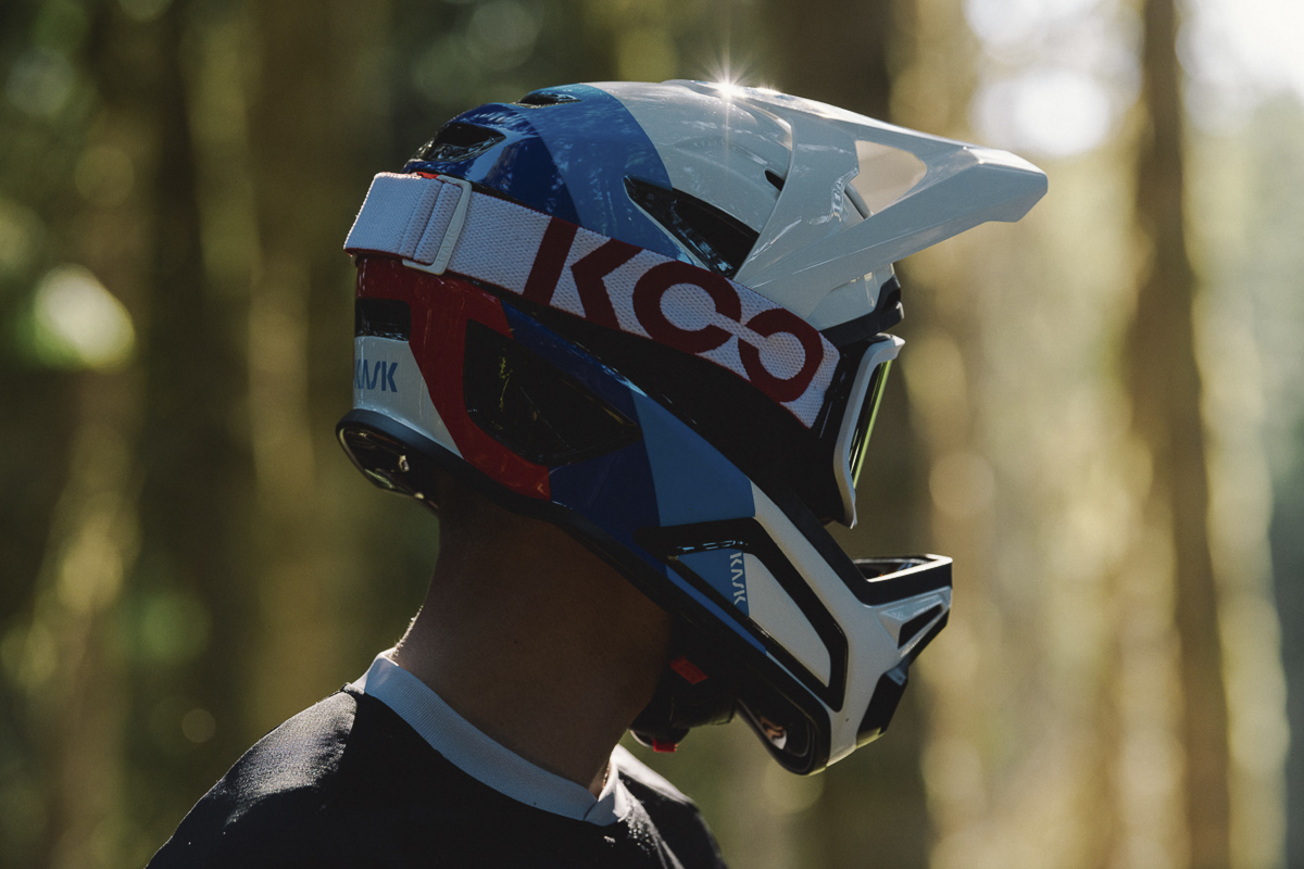 KASK-DEFENDER-EMOTIONAL-9-2048x1365.jpg