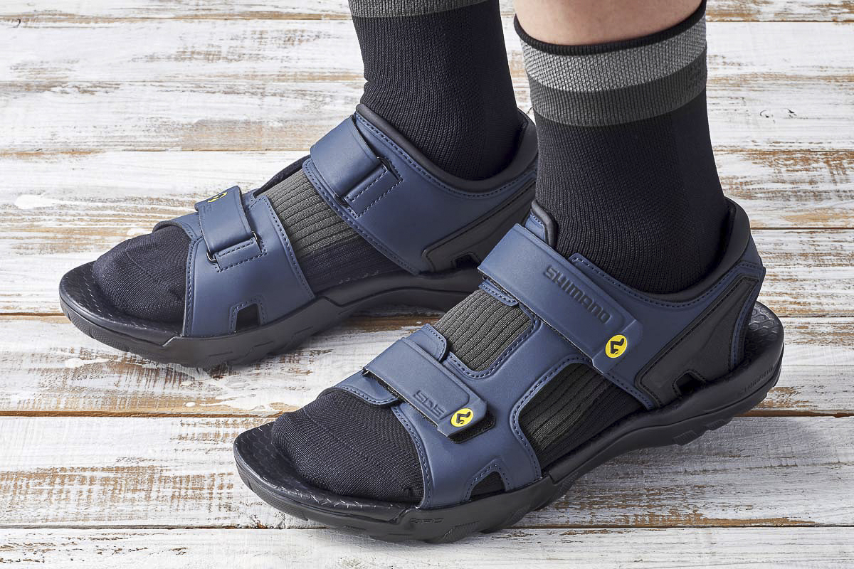 Shimano-SPD-Sandals_special-25th-Anniversary-edition-clipless-cycling-sandals_SH-SD501A_with-socks.jpg