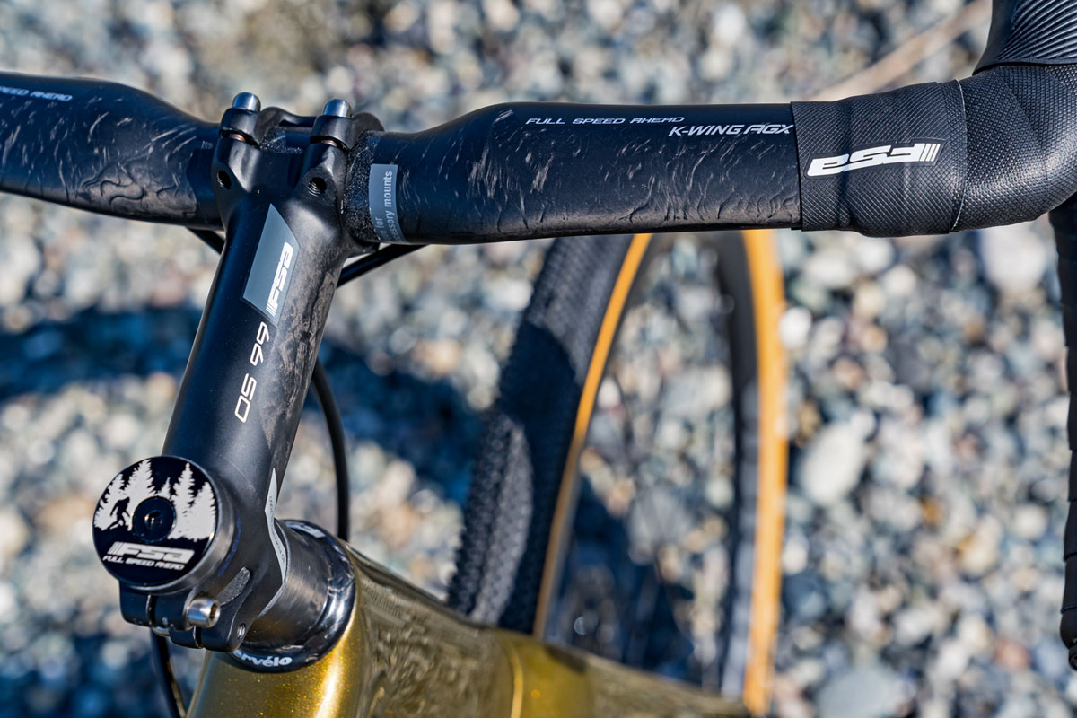 FSA-K-Wing-AGX-carbon-gravel-bar_lightweight-flared-aero-carbon-gravel-bike-wide-handlebar_photo-by-Patrik-Zuest_tops.jpg