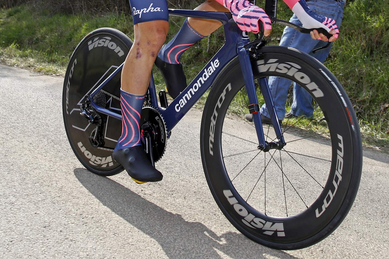 Vision-Metron-TFW-Disc-lightweight-carbon-TT-wheel_EF-pro-Cycling-Stefan-Bissegger_photo-by-Bettiniphoto_Paris-Nice-crop.jpg