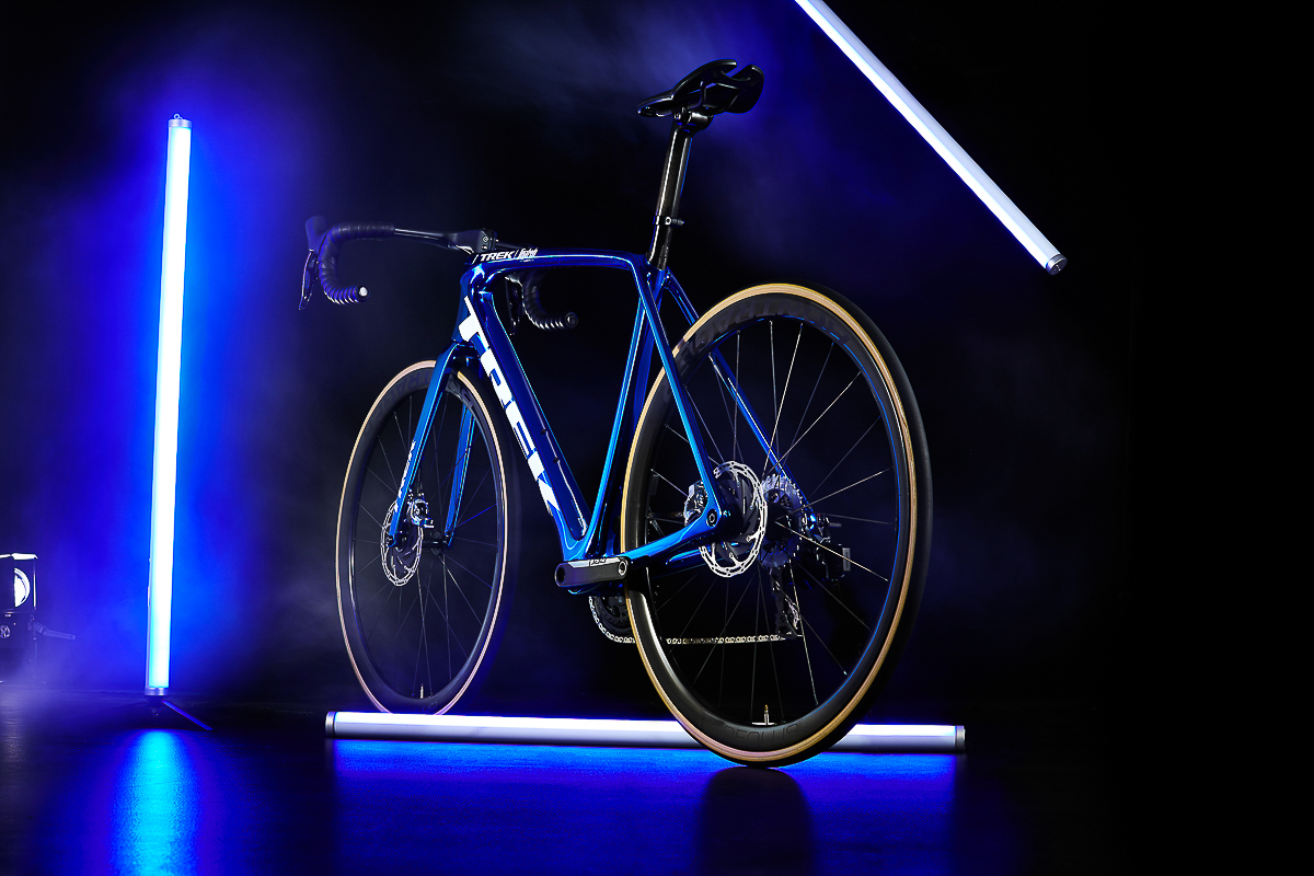 Emonda_Blue_Chrome_Low_Rear.jpg