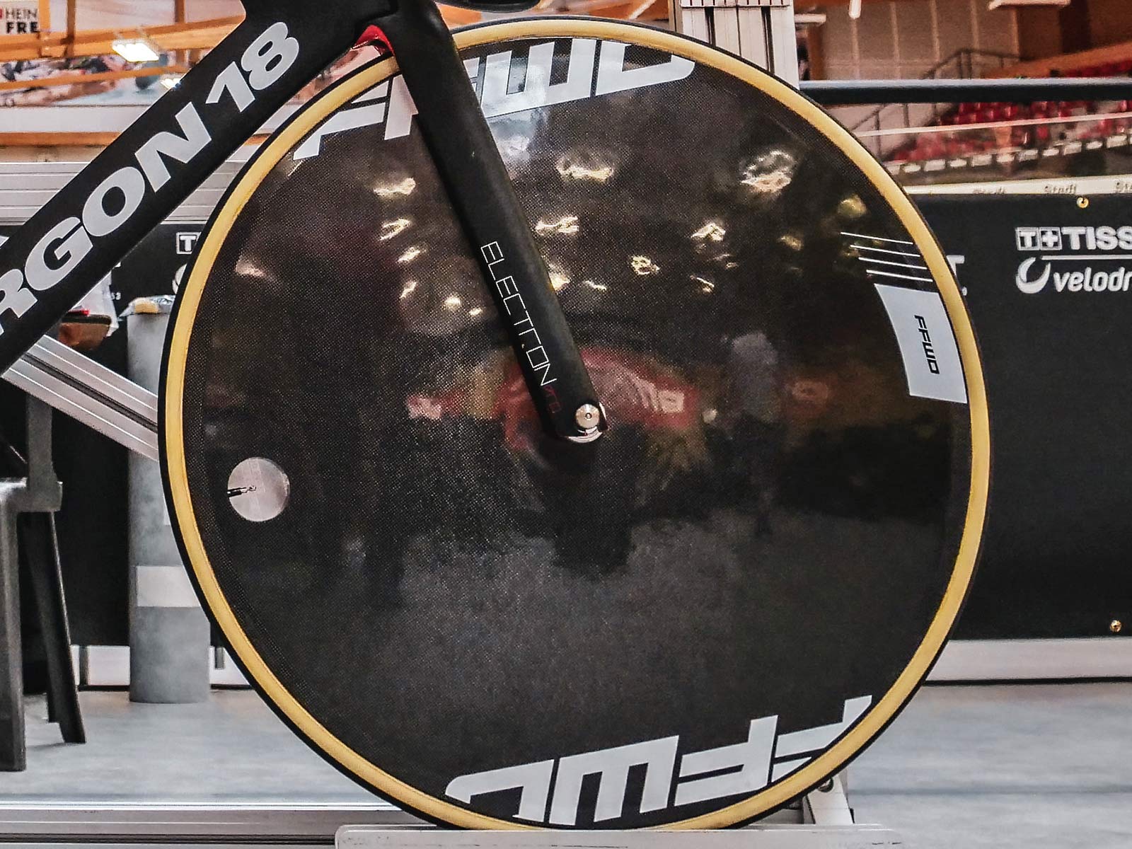 Joss-Lowden-Womens-Hour-Record-48405m-LeCol-Argon-18-Electron-Pro-custom-track-bike_photo-by-James-Huntly_FFWD-Disc-T-Lion-wheels.jpg