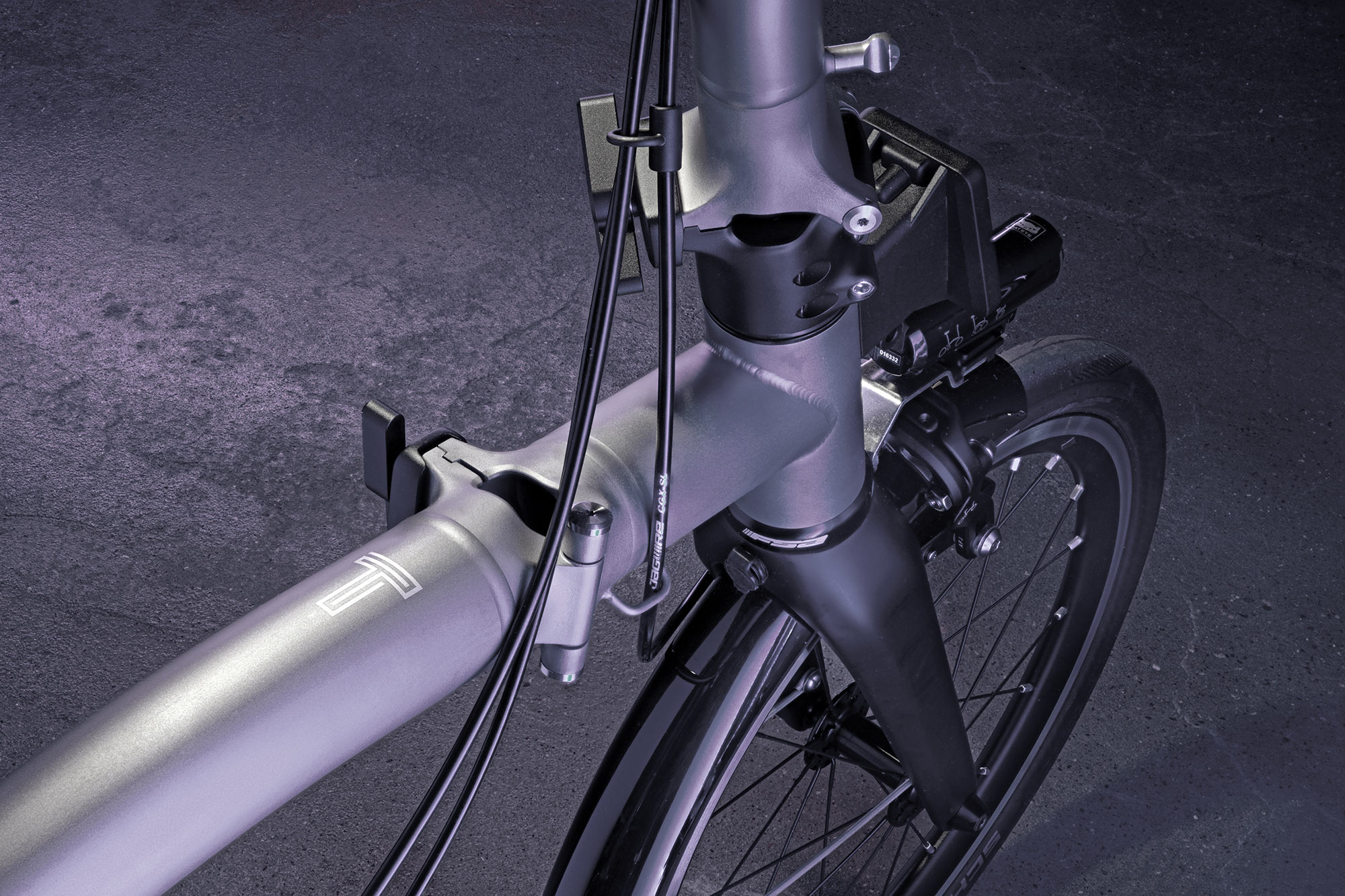 Brompton-T-Line-ultralight-titanium-folding-commuter-bike_new-hinge.jpg