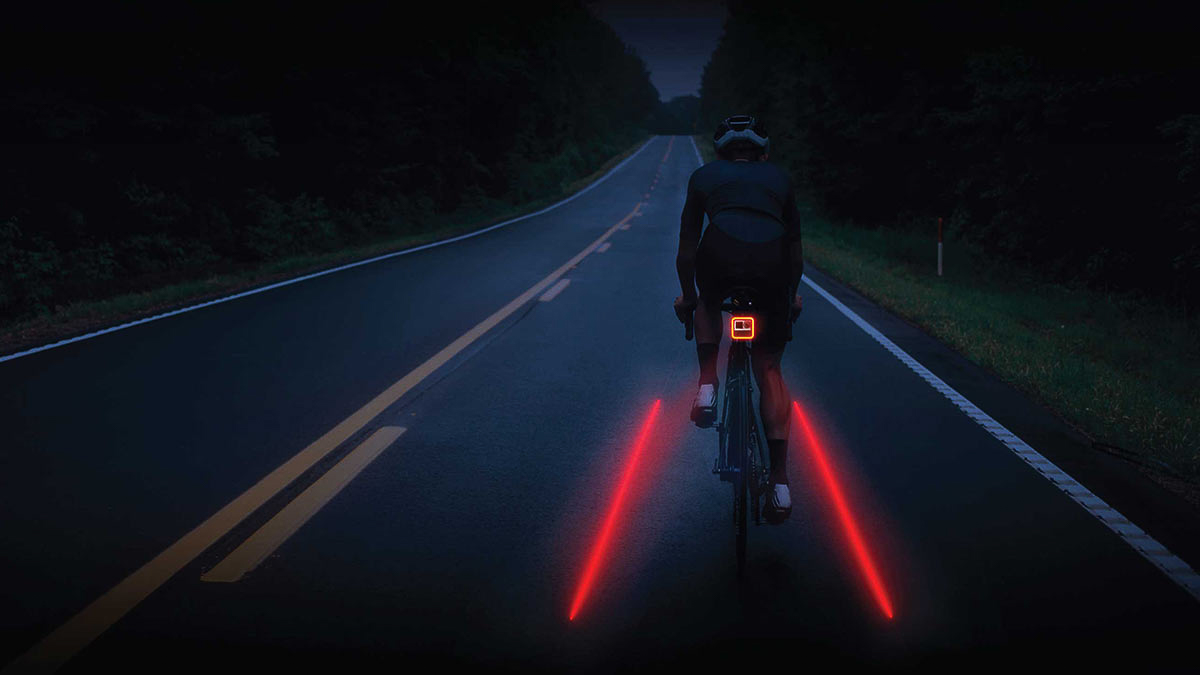 Apeman-Seeker-R1-all-in-one-cycling-safety-action-camera-light_laser-line-bike-lane.jpg