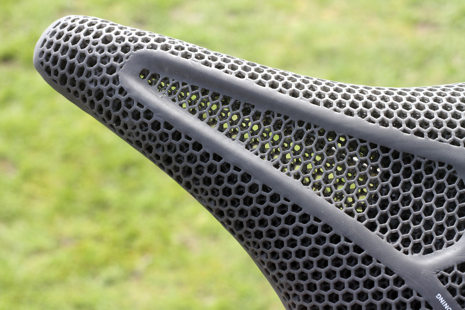 fizik-argo-adapative-road-saddle-honeycomb-lattice-cut-out-zonl-cushioning.jpg