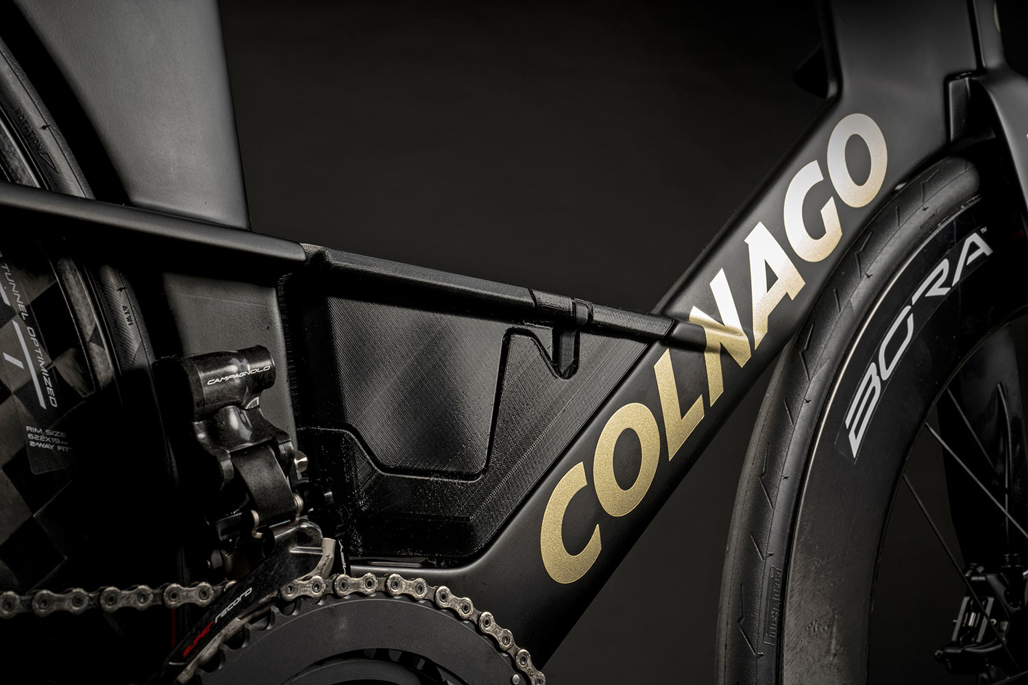 Colnago-TT1-carbon-disc-brake-time-trial-bike_UAE-team-TT-bike_trust-us-its-a-bidon_nothing-to-see-here-UCI.jpg